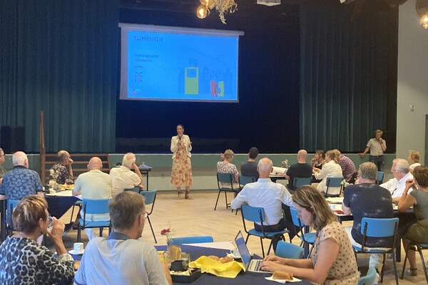 Wethouder Bouke de Bruin opent de eerste participatiebijeenkomst met een afvaardiging van alle kernen in onze gemeente. 