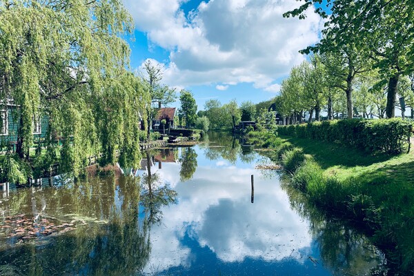 Sfeerfoto wonen en groenen omgeving aan het water