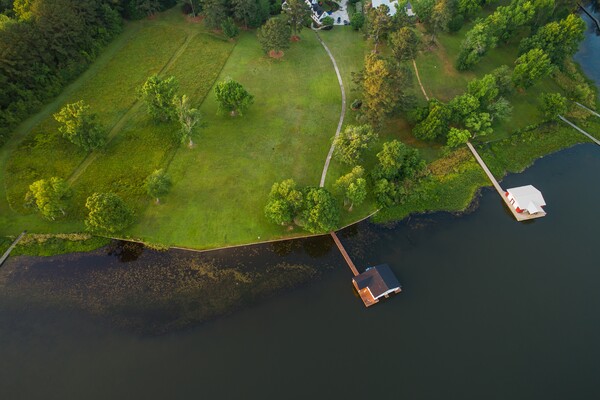 Sfeer luchtfoto van wonen aan het water