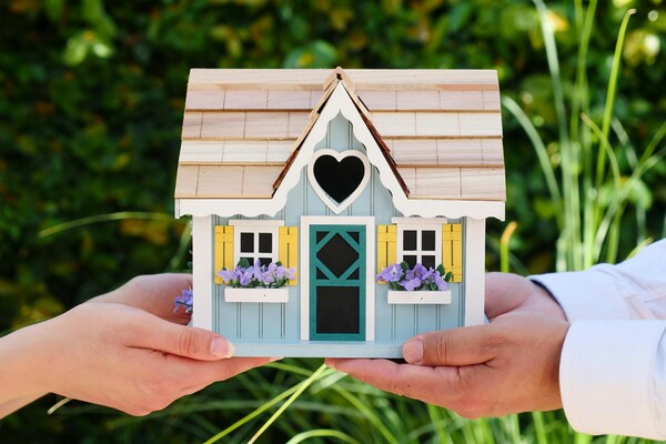 Sfeerfoto van het samen kopen van een huis